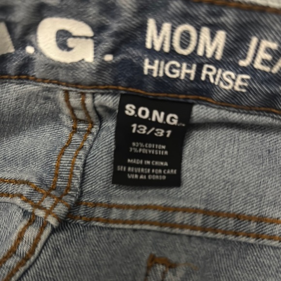 Women’s Distressed Blue Jeans - Picture 6 of 6